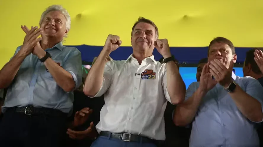 Flávio Bolsonaro amplia alianças no segundo turno e recebe apoio de partidos e ex-adversários
