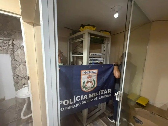 PM e Polícia Federal identificam central clandestina de internet em Macaé durante operação conjunta