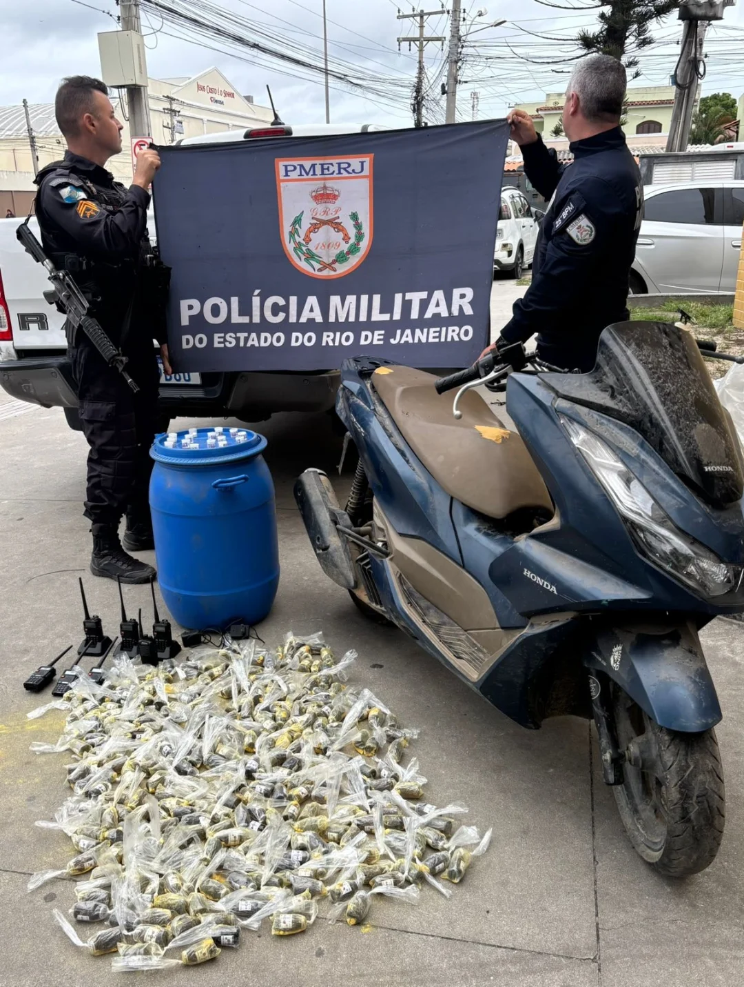 Tonel enterrado com drogas, rádios e motocicleta roubada é encontrado em Tamoios